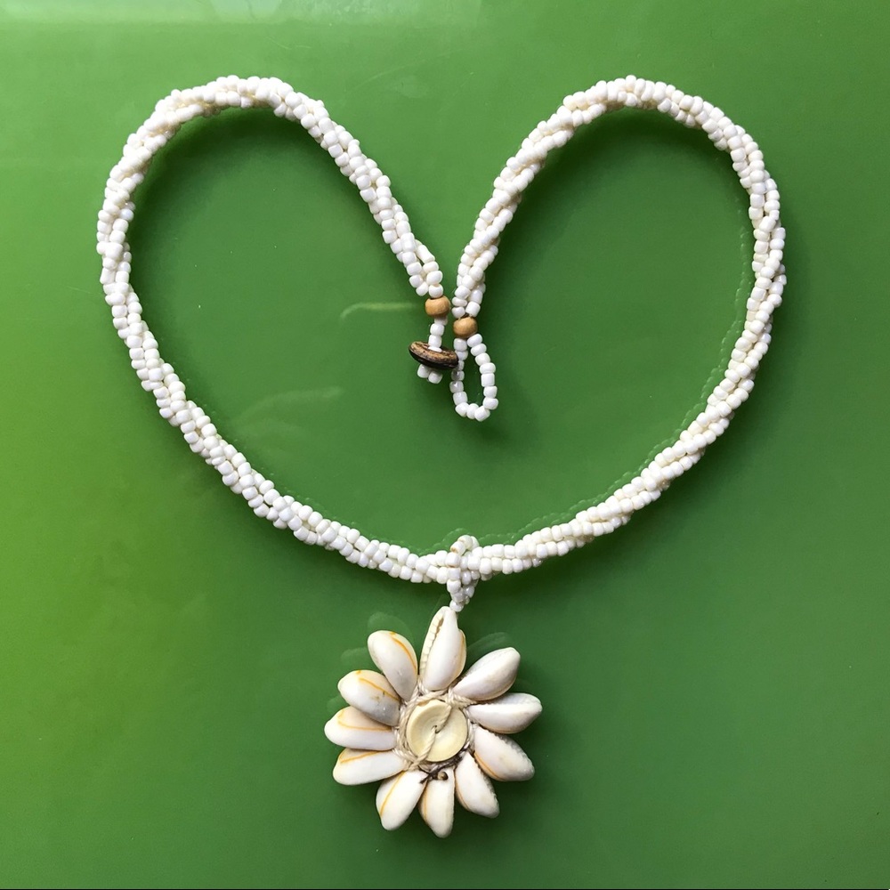 $3 If Bundle: Shell flower and bead necklace - Picture 3 of 8